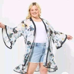 Torrid Floral Chiffon Midi Ruffle Kimono- Size: 2
Floral Cloud Dancer 🌸Like New!